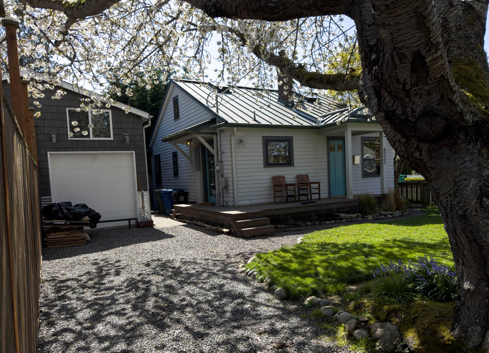 6221 house at alki